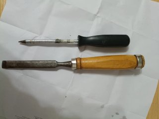 Cincel y punzón de metal