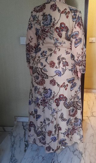 Vestido estampado floral y mariposas