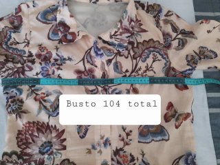 Vestido estampado floral y mariposas