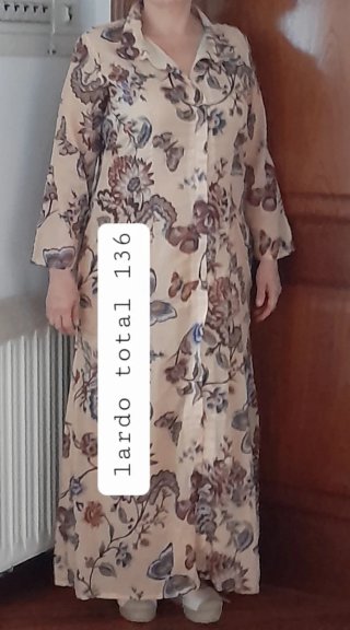 Vestido estampado floral y mariposas