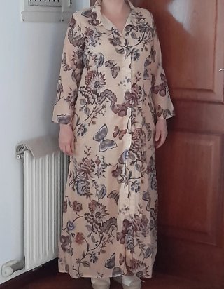 Vestido estampado floral y mariposas