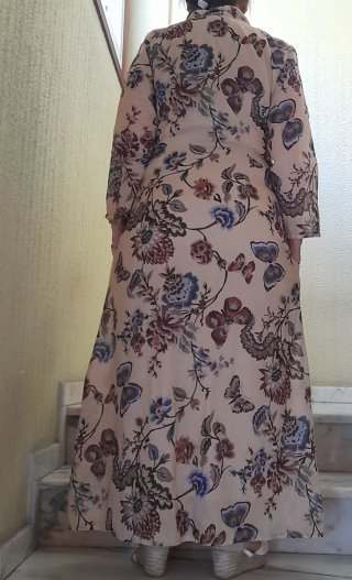 Vestido estampado floral y mariposas