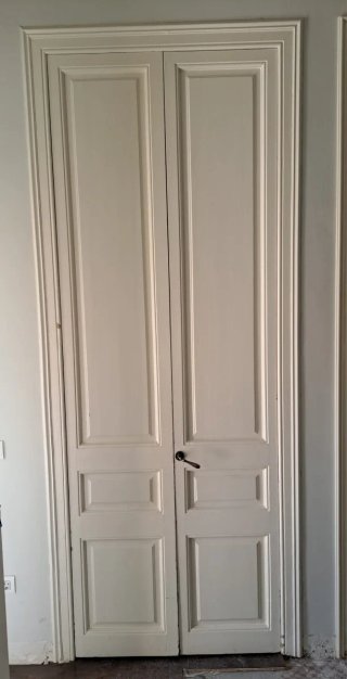 Puertas blancas de madera