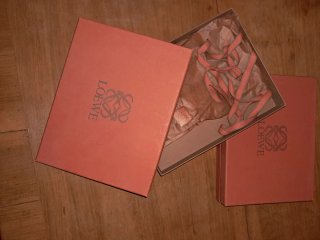 Cajas Loewe y Cartier vacías con cintas y bolsas