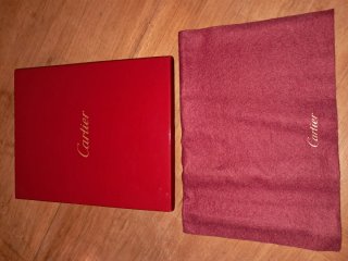 Cajas Loewe y Cartier vacías con cintas y bolsas