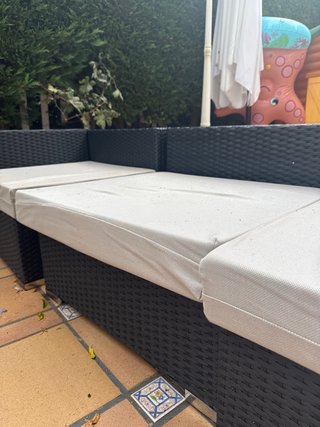 Conjunto de sofás de exterior negros.