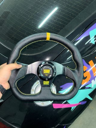 Volante OMP con piña y separador NRG