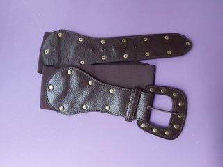 Cinturón elástico cuero marrón tachuelas