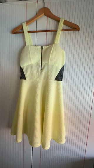 Vestido amarillo con cremallera y transparencias