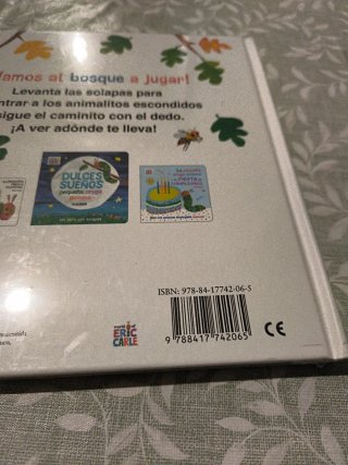 La pequeña oruga glotona juega al escondite