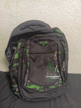 Mochila negra y verde