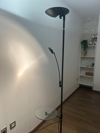 Lámpara de pie moderna con mesa auxiliar regulable