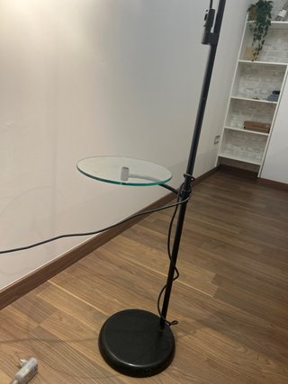 Lámpara de pie moderna con mesa auxiliar regulable