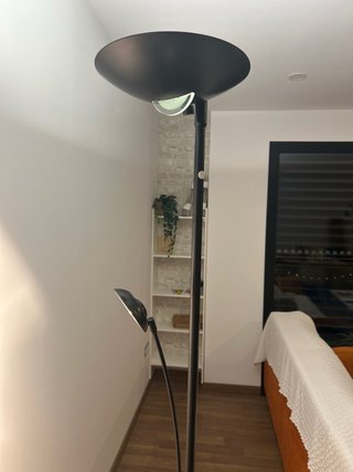Lámpara de pie moderna con mesa auxiliar regulable