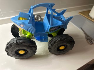Coche de juguete tiburón azul