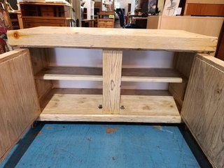 MUEBLE BAJO RUSTICO CON RUEDAS/ MEXICANO