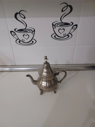 Tetera de metal plateada