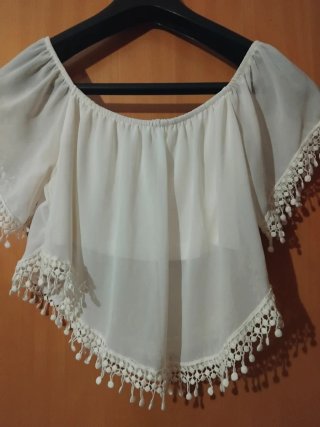 Blusa blanca transparente con encaje