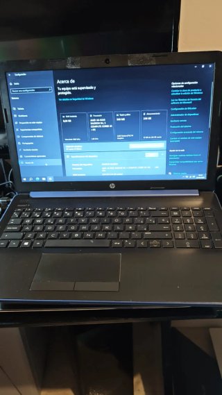 Portátil HP Azul con Logo Dorado