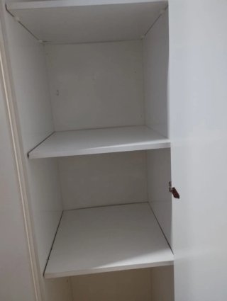 Armario de madera blanco y gris