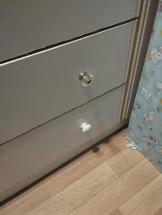 Armario de madera blanco y gris