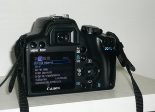 Canon EOS 1000D + Objetivo EF-S 18-55mm