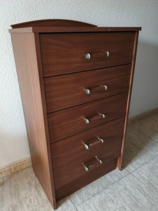 Cómoda de madera marrón