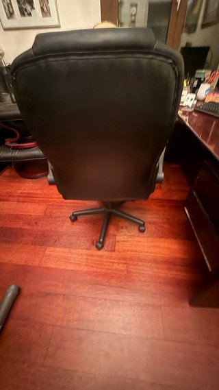 Sillón de oficina negro con ruedas y reposabrazos