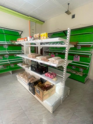 Estanterías metálicas y de madera