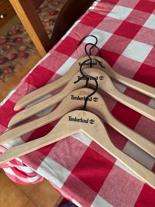 Lotto 17 grucce Timberland in legno
