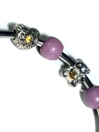 Pulsera de alambre con cuentas de oso y corazones
