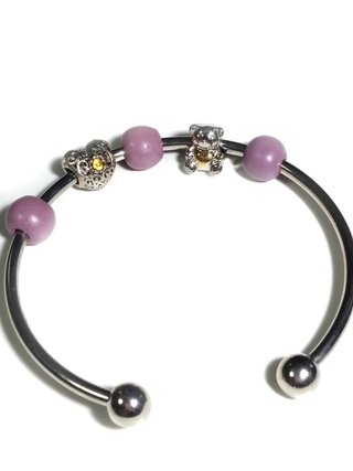 Pulsera de alambre con cuentas de oso y corazones