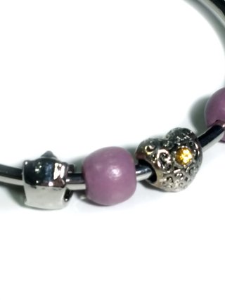 Pulsera de alambre con cuentas de oso y corazones
