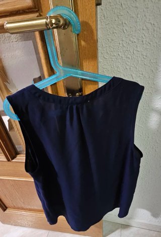 Blusa de seda azul sin mangas