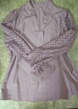 Blusa morada con mangas de encaje