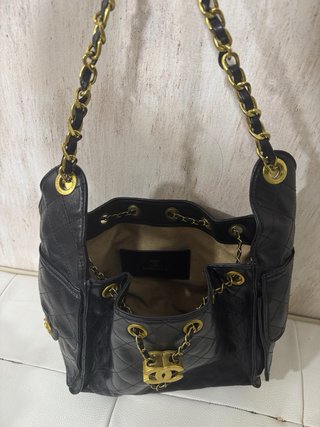 Bolso negroCHANEL 25 en piel acolchada