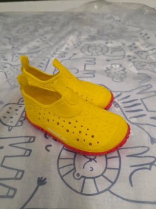 Escarpin Speedo para bebé, amarillos