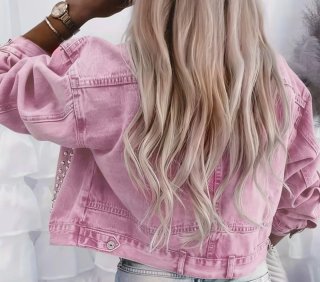 Chaqueta vaquera rosa con tachuelas