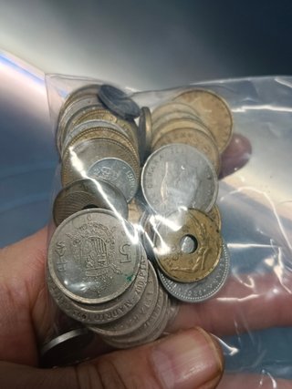 Dos bolsas de monedas variadas, pesetas