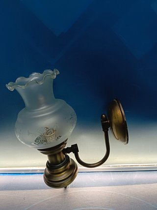 ANTIGUO APLIQUE DE LATON CON TULIPA DE CRISTAL ESMERILADO Y TALLADO