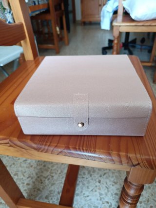 Joyero rosa y beige con compartimentos
