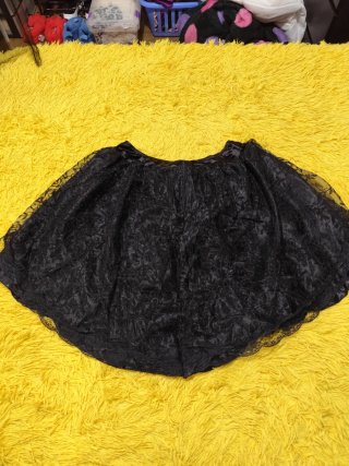 Falda gótica en negro, de encaje y satén.