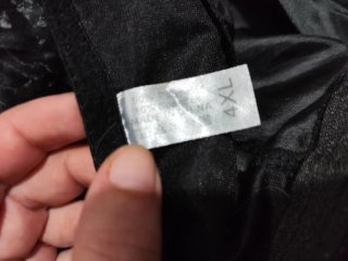 Falda gótica en negro, de encaje y satén.