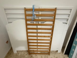 Cuna de bebé de madera blanca