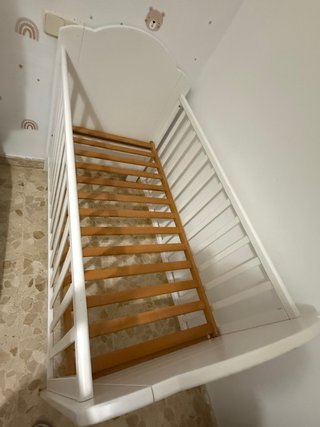 Cuna de bebé de madera blanca