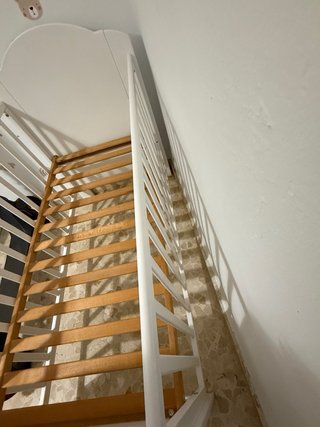 Cuna de bebé de madera blanca