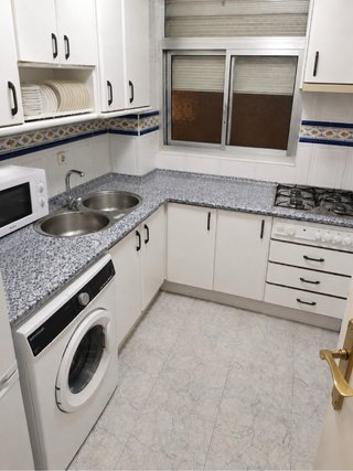 Habitación completa con cama y armario y tv
