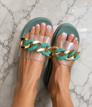 Sandalias transparentes con cadena dorada y verde