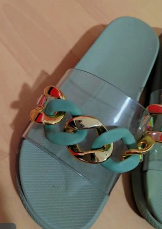 Sandalias transparentes con cadena dorada y verde