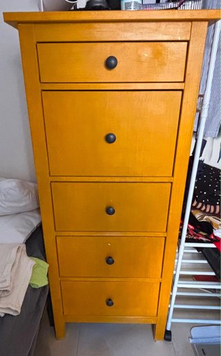 Cómoda de madera amarilla